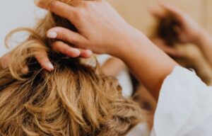 Come migliorare la salute dei capelli con prodotti naturali e integratori