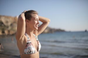 Come proteggere i capelli dal sole in vacanza