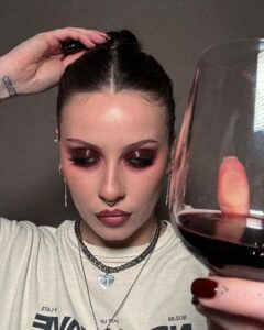 Red Wine Makeup: è la nuova tendenza trucco sui toni del rosso borgogna