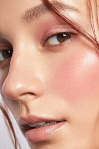 Peach Fuzz è il colore Pantone 2024: a chi sta bene il make-up dai toni pesca