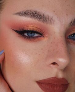 Peach Fuzz è il colore Pantone 2024: a chi sta bene il make-up dai toni pesca