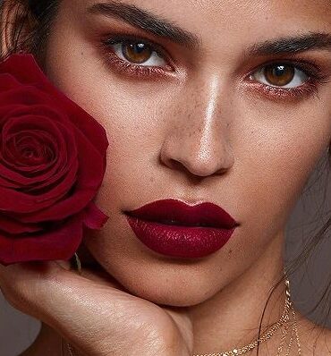 Red Wine Makeup: è la nuova tendenza trucco sui toni del rosso borgogna