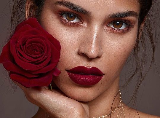 Red Wine Makeup: è la nuova tendenza trucco sui toni del rosso borgogna