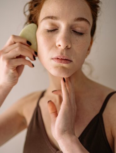 Gua sha: cos'è, a cosa serve e i benefici per la pelle