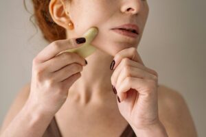 Gua sha: cos'è, a cosa serve e i benefici per la pelle